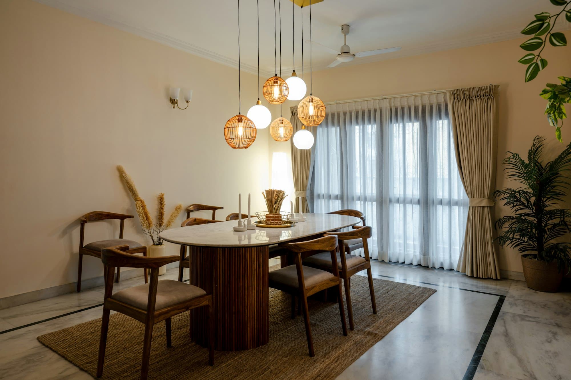 Warmer Essbereich mit Holztisch und Pendelleuchten
