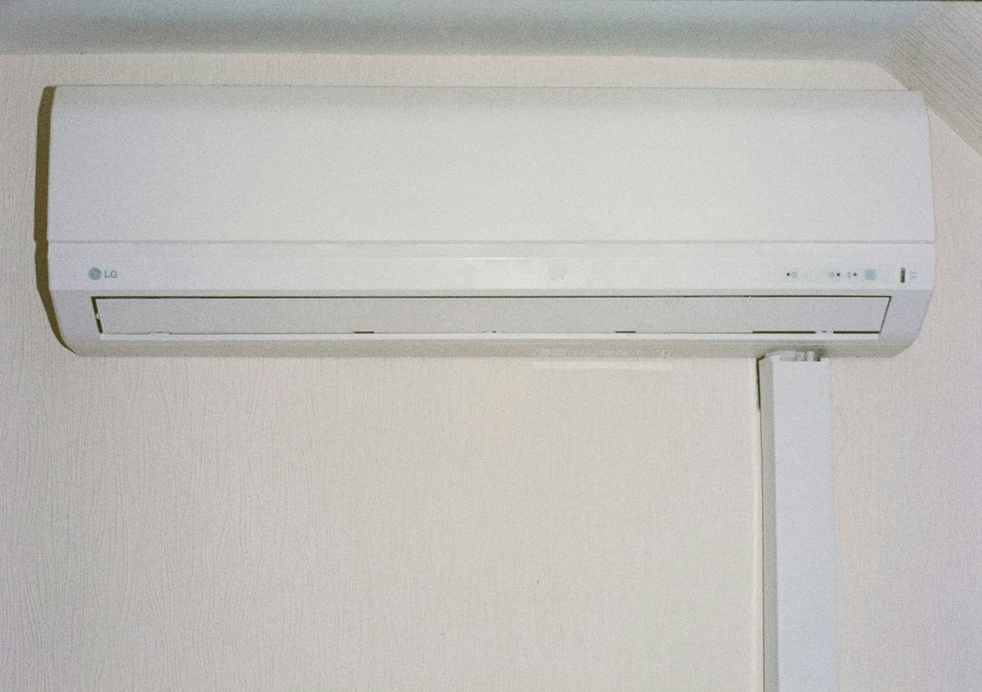 Weißes Wand-Klimagerät in einem hellen Raum